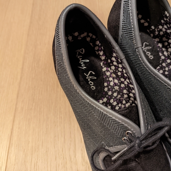 Stylish Gray Heeled Shoes - Picture 10 of 11